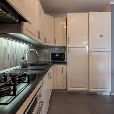 Zoey Макарска